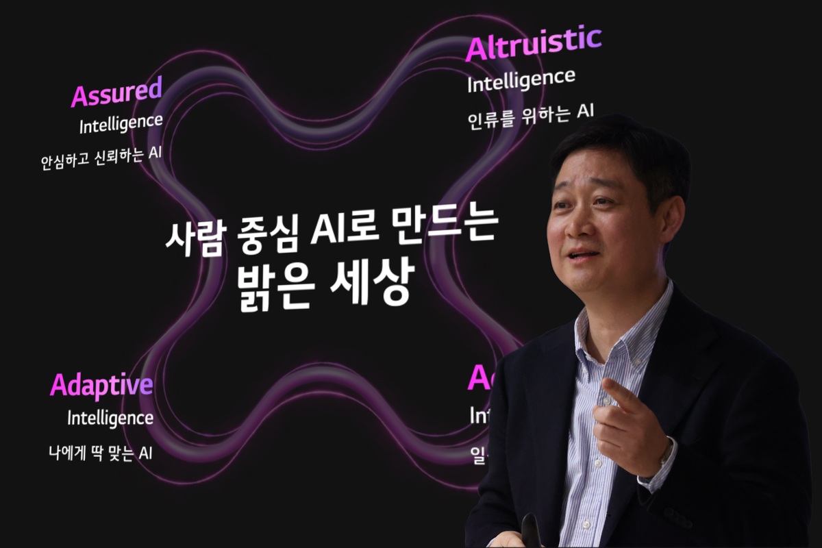 홍범식 LG유플러스 CEO가 지난해 열린 MWC25에서 LG유플러스의 AX 전략을 소개하고 있다. LG유플러스 제공