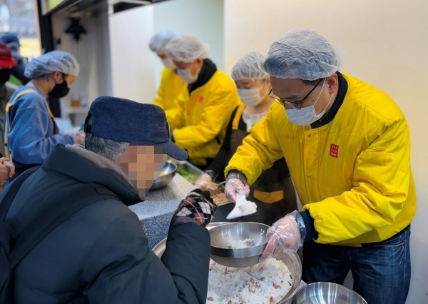 아성다이소 임직원들이 지난 11일 원각사 무료 급식소에서 노인과 노숙인들을 대상으로 제공하는 무료 점심을 배식하고 있다. 아성다이소 제공