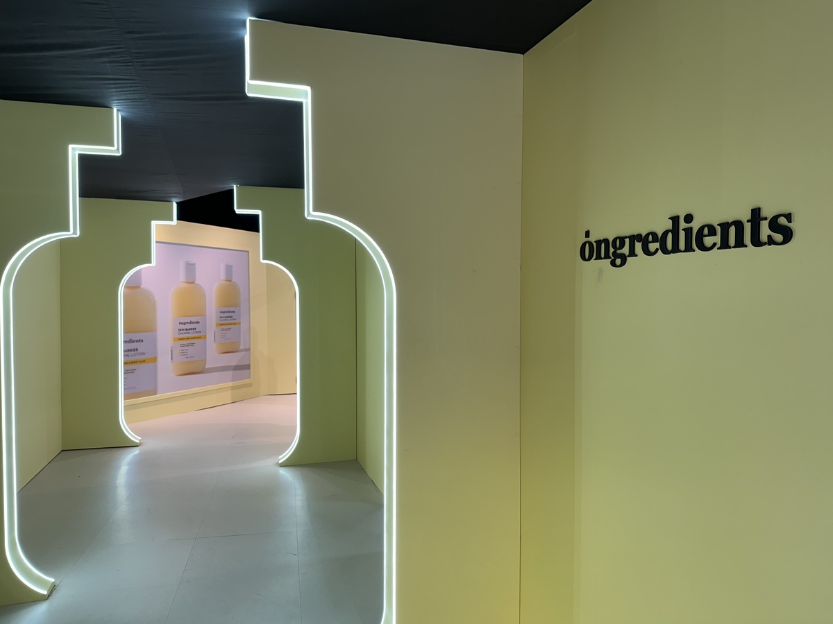 온그리디언츠 브랜드의 직관적인 이미지를 전달하는 팝업 내부 인테리어. 알렉스디자인이 디자인부터 운영까지 총괄 관리한다. 이화연 기자