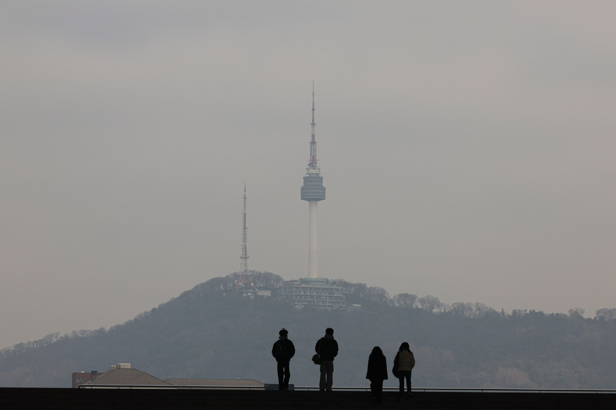 최근 미세먼지와 초미세먼지로 뿌옇게 보이는 서울&nbsp;남산타워 주변 풍경. 뉴시스