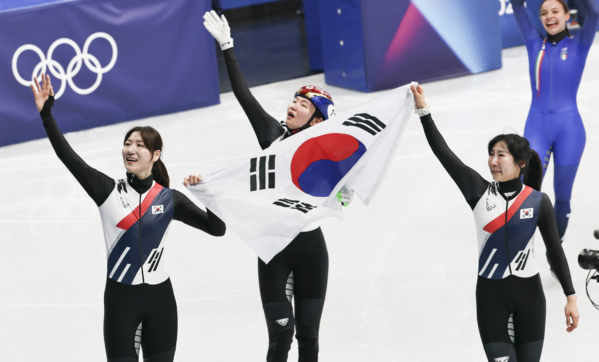 쇼트트랙 이소연과 심석희, 노도희가 2026 밀라노·코르티나 담페초 동계올림픽 여자 쇼트트랙 3000m 계주 결승에서 금메달을 차지하자 기쁨을 나누고 있다.밀라노=뉴시스
