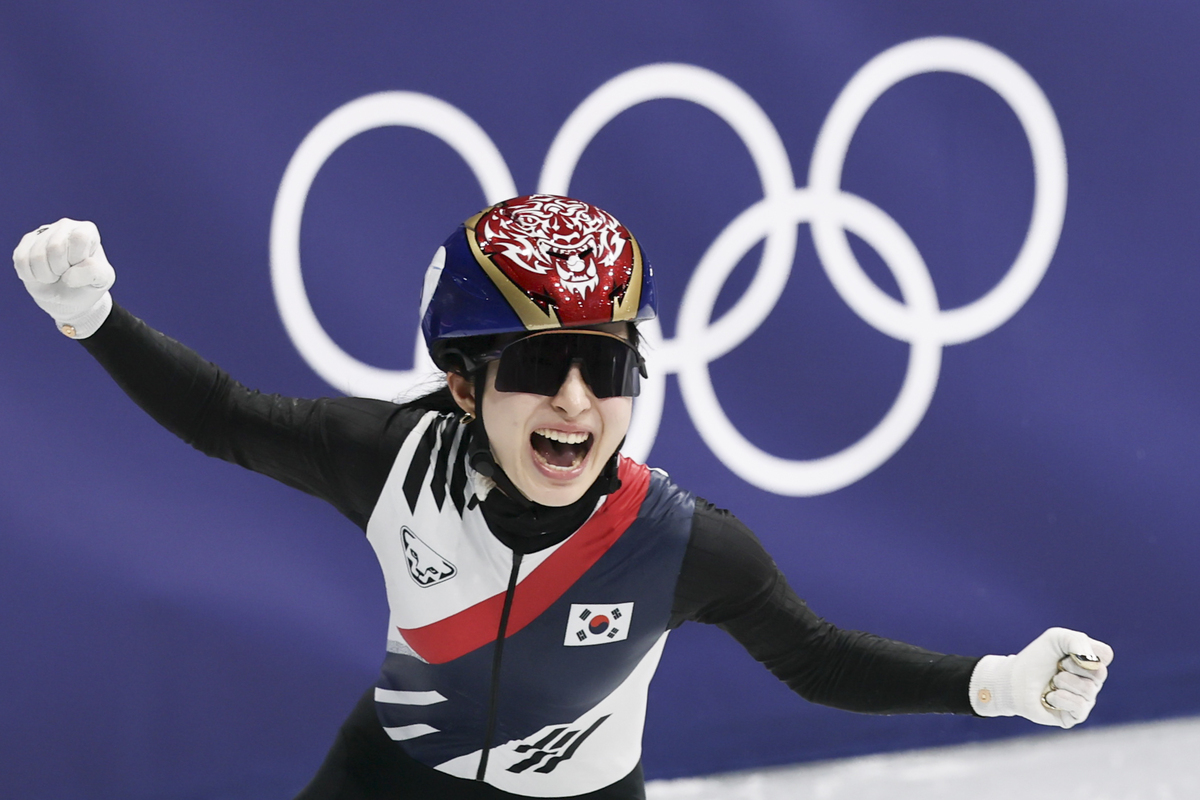 쇼트트랙 김길리가 2026 밀라노·코르티나 담페초 동계올림픽 여자 쇼트트랙 3000m 계주 결승에서 금메달을 차지하며 기뻐하고 있다. 밀라노=뉴시스