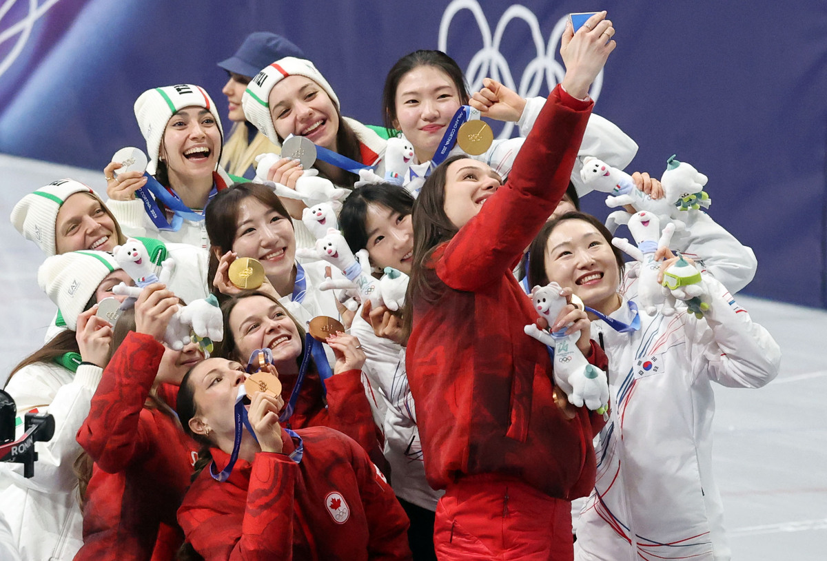대한민국 쇼트트랙 여자 대표팀이 2026 밀라노·코르티나담페초 동계올림픽 쇼트트랙 여자 3000m 계주 시상식에서 금메달을 들고 수상자들과 기념촬영하고 있다. 밀라노=뉴시스