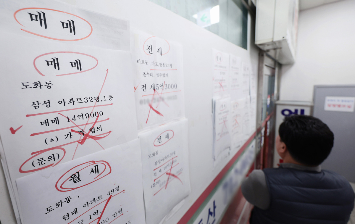 전국 주택 가격이 최근 2개월 연속 상승 폭이 확대된 것으로 나타난 19일 서울 시내 한 공인중개사사무소에 매물 안내문이 게시돼 있다. 뉴시스