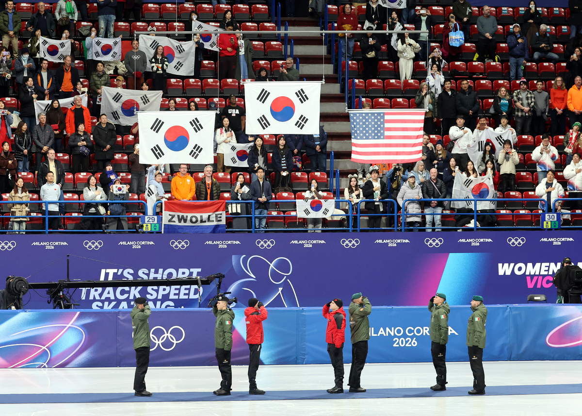2026 밀라노·코르티나담페초 동계올림픽 쇼트트랙 여자 1500m 결승에서 금메달과 은메달을 차지한 대한민국 국기가 경기장에 걸리고 있다. 밀라노=뉴시스
