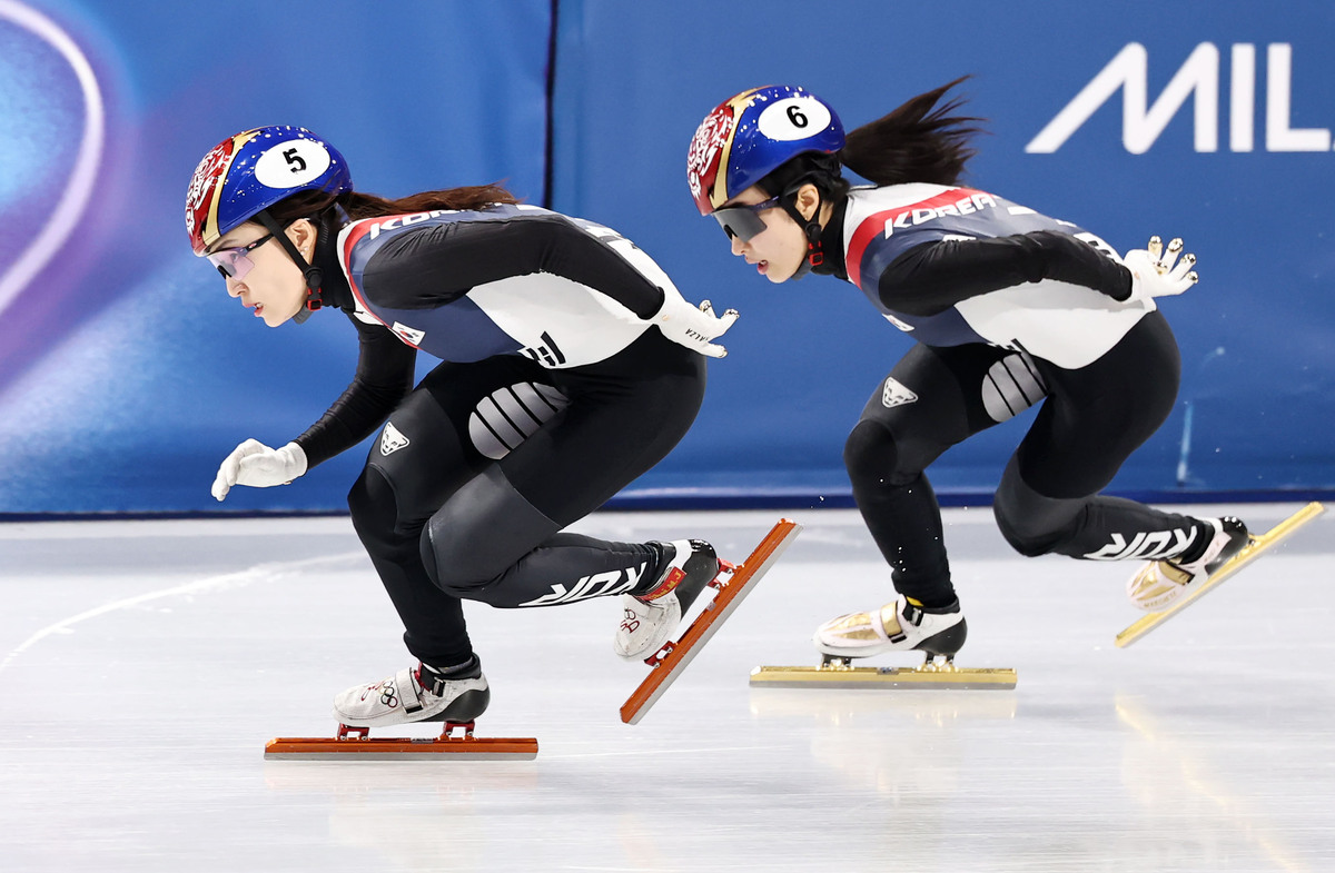 쇼트트랙 최민정과 김길리가 이탈리아 밀라노 아이스스케이팅 아레나에서 열린 2026 밀라노·코르티나 담페초 동계올림픽 쇼트트랙 여자 1500m 결승에서 역주하고 있다.밀라노=뉴시스