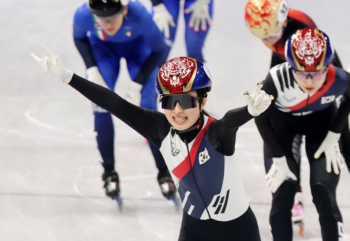 2026 밀라노·코르티나담페초 동계올림픽 쇼트트랙 여자 1500m 결승에서 김길리가 금메달을 획득한 뒤 기뻐하고 있다.밀라노=뉴시스