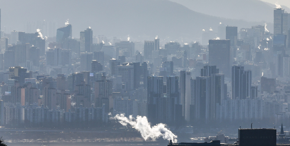 서울 중구 남산에서 서울시내 아파트가 보이고 있다. 뉴시스