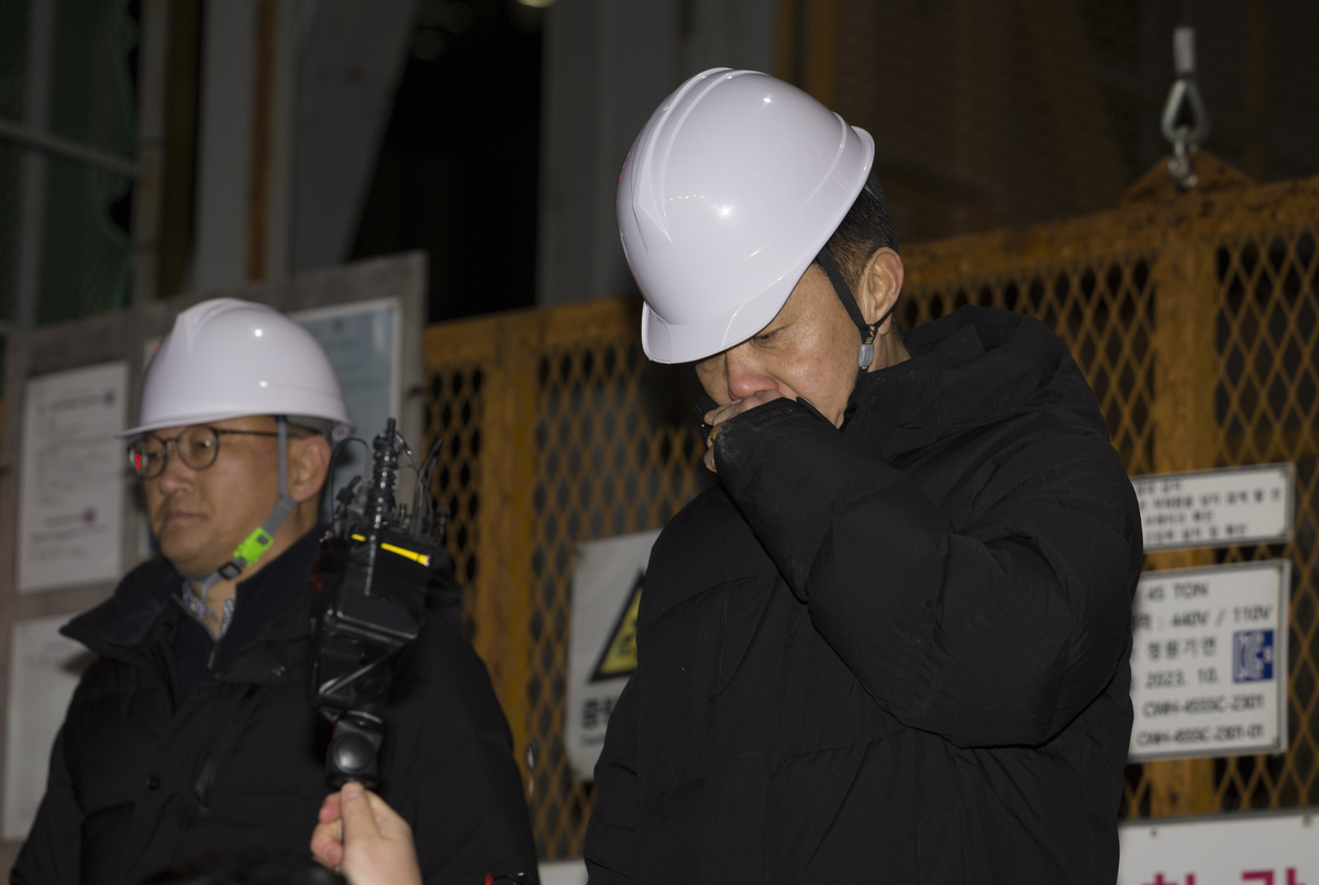 송치영 포스코이앤씨 사장이 지난해 12월 서울 여의도역 신안산선 공사 사고현장에서 사과문을 발표하고 있다. 뉴시스