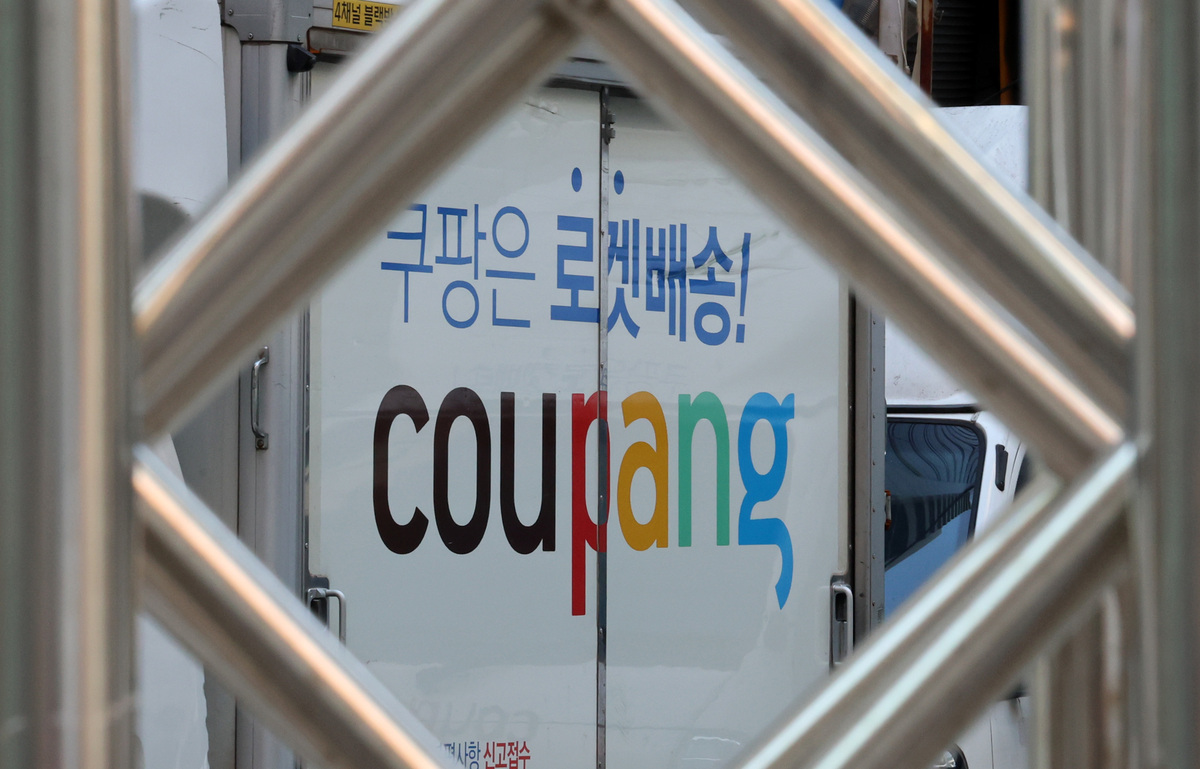 공정거래위원회가 26일 쿠팡의 납품업체 상대 갑질 의혹에 대해 21억8500만원의 과징금을 부과했다. 서울의 한 차고지에 쿠팡 배송 차량이 주차돼 있다. 뉴시스