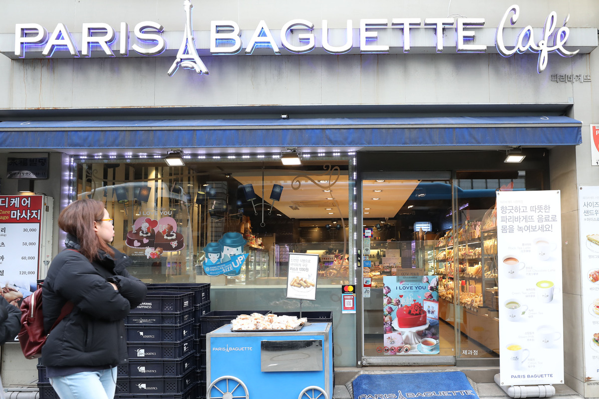 서울 중구의 한 파리바게트 매장 앞을 시민이 지나고 있다. 뉴시스