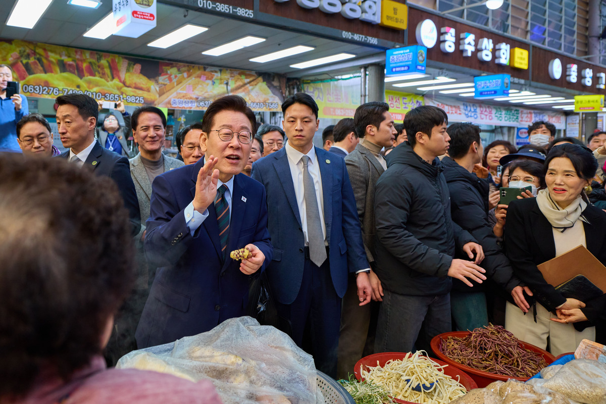 이재명 대통령이 27일 전북 전주 신중앙시장을 방문해 시민들과 대화하는 모습. 청와대 제공