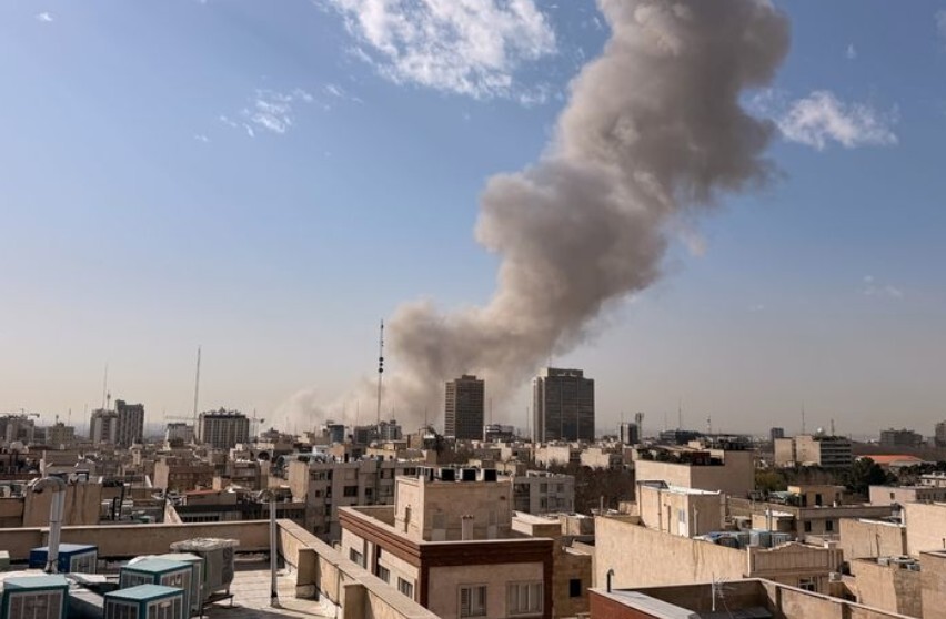 28일(현지 시간) 이란 수도 테헤란에서 폭발음이 들린 이후 검은 연기가 치솟고 있다. AP/뉴시스