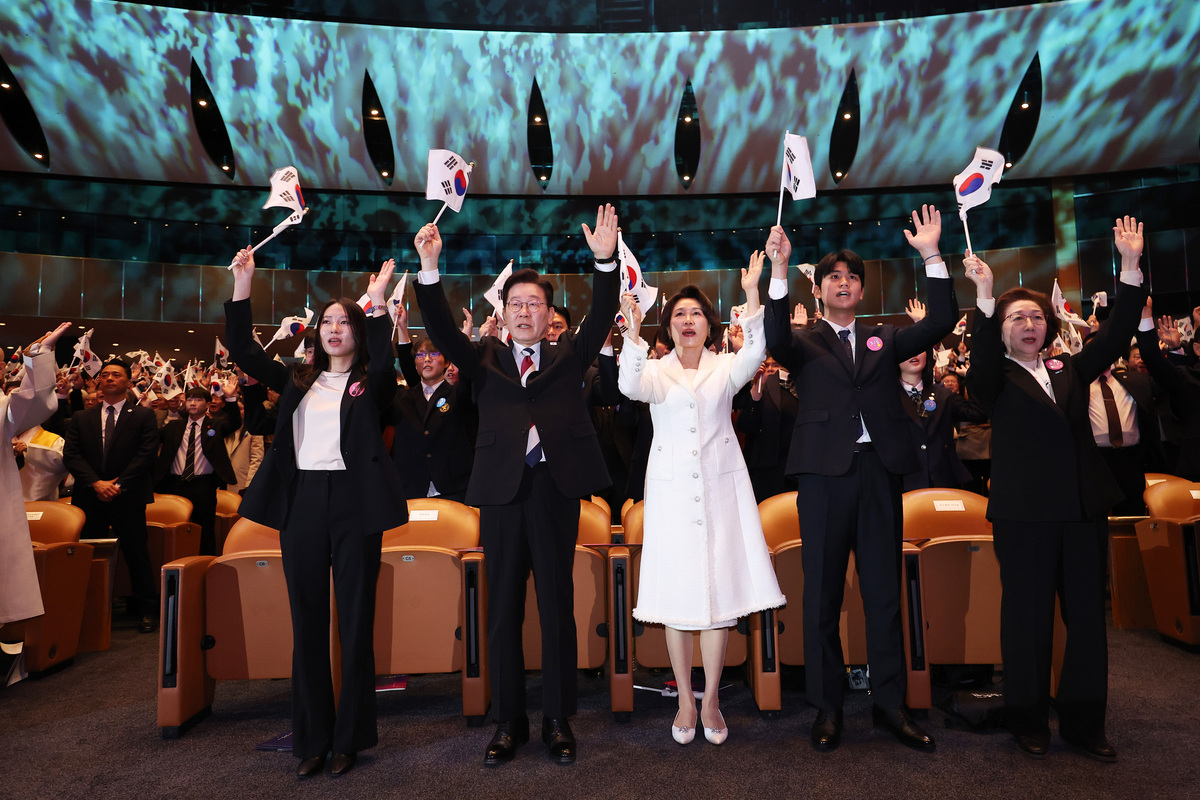 이재명 대통령과 김혜경 여사가 1일 서울 강남구 코엑스에서 열린 제107주년 3·1절 기념식에서 참석자들과 만세 삼창을 하고 있다. 뉴시스