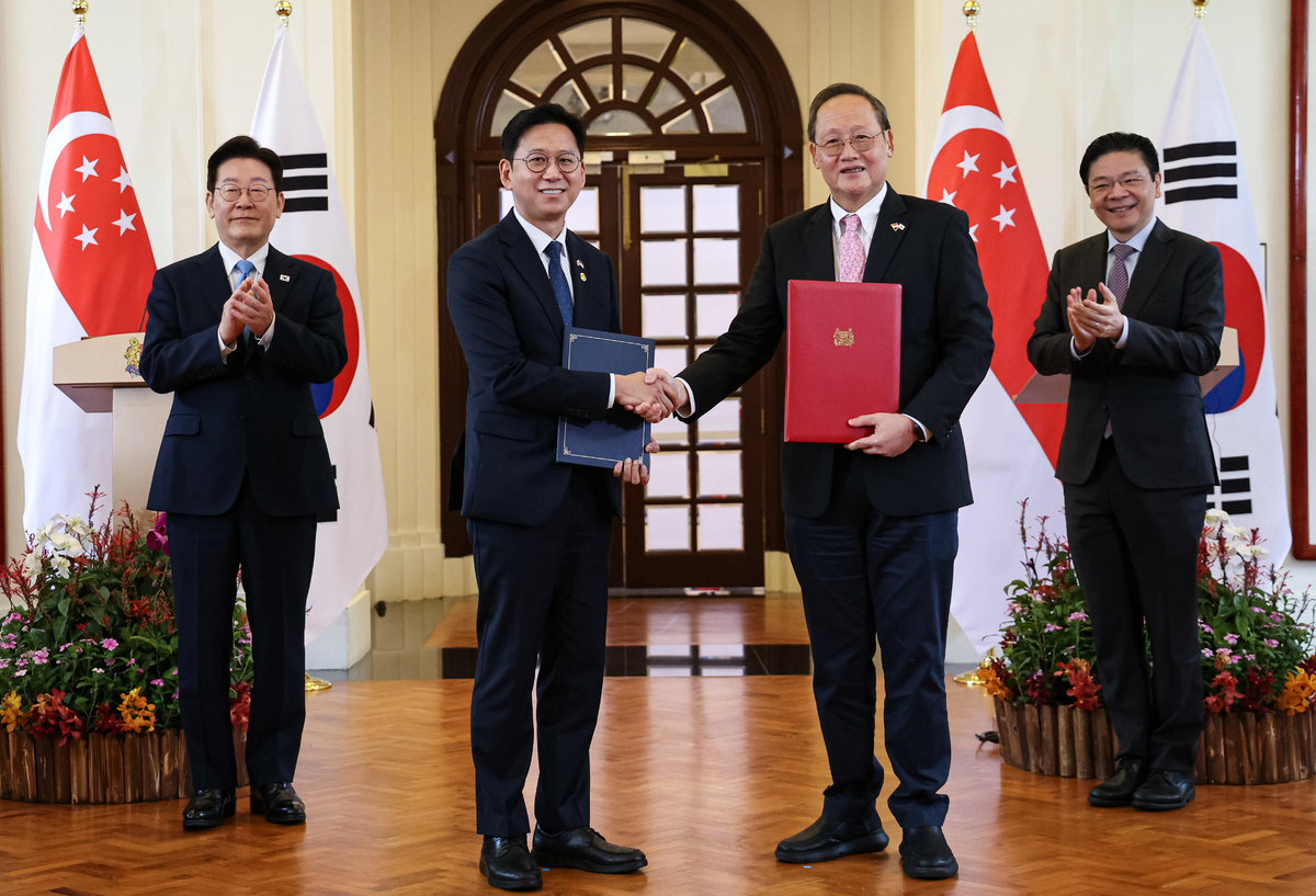 배경훈 부총리 겸 과학기술정보통신부 장관(왼쪽 2번째)과 탄시렝 통상산업부 에너지과학기술 담당 장관(왼쪽 3번째)이 3일&nbsp;싱가포르 외교부에서 이재명 대통령과 로렌스 웡 총리가 임석한 가운데 과학기술 협력에 관한 양해각서를 들고 기념사진을 찍고 있다. 뉴시스