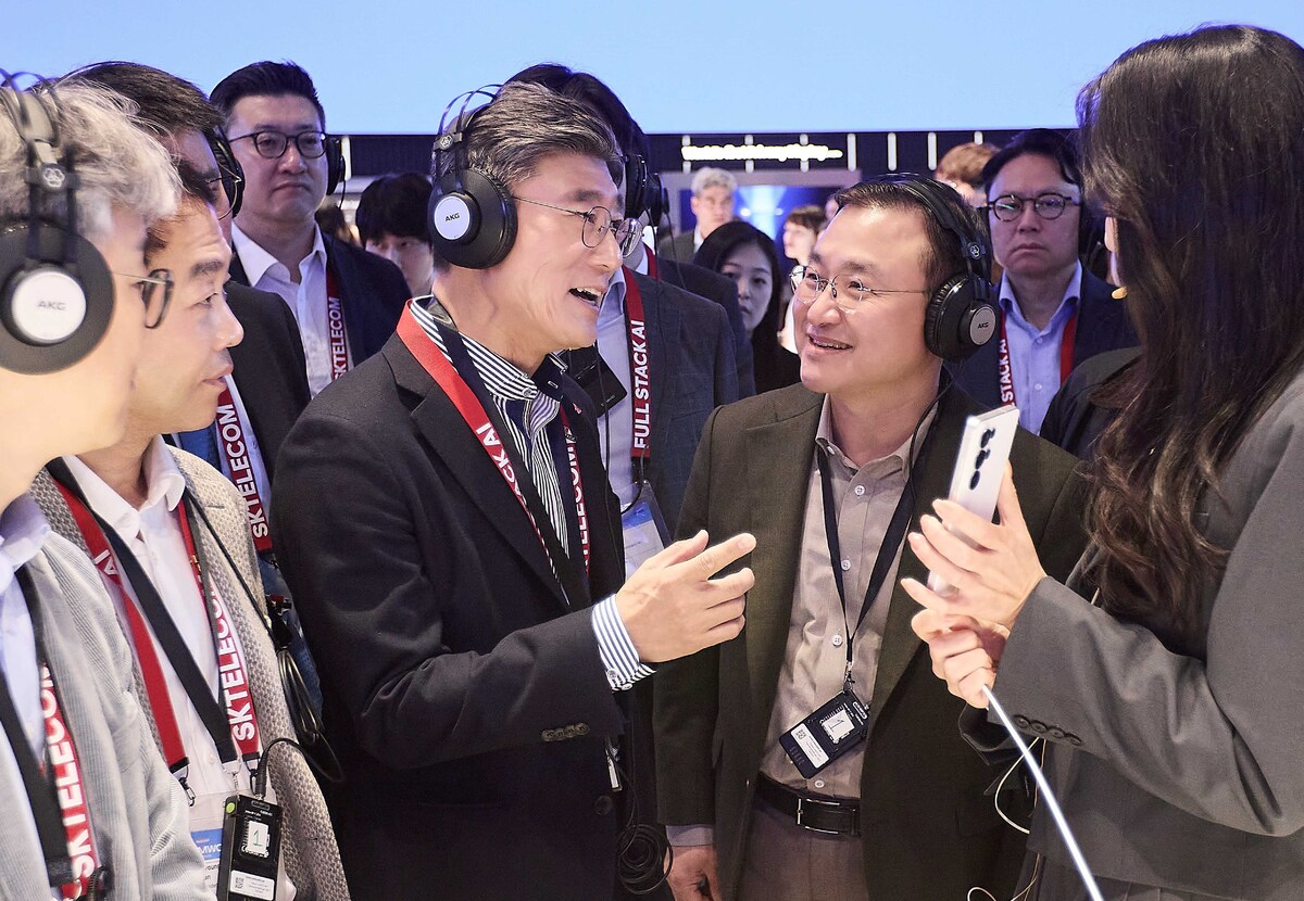 2일&nbsp;스페인 바르셀로나에서 개막한 MWC26에서 정재헌 SK텔레콤&nbsp;CEO(왼쪽)와&nbsp;노태문 삼성전자 사장이&nbsp;삼성전자 부스를 둘러보고 있다. SK텔레콤 제공