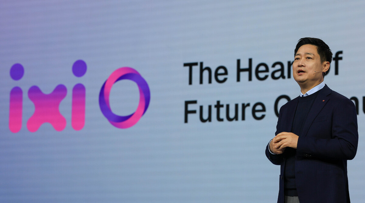 홍범식 LG유플러스 사장이 2일 MWC26 개막&nbsp;기조 연설을 하고 있다. LG유플러스 제공