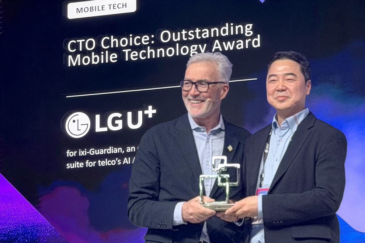 이상엽 LG유플러스 최고기술책임자(CTO·오른쪽)가 숀 콜린스 GLOMO 심사위원장으로부터 ‘CTO 초이스’를 수상하고 있다. LG유플러스 제공