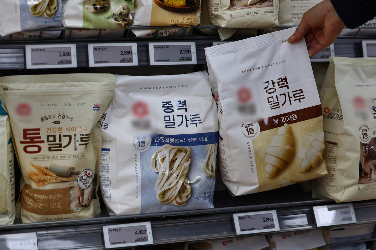 서울시내 한 대형마트에 밀가루가 진열돼 있다. 뉴시스