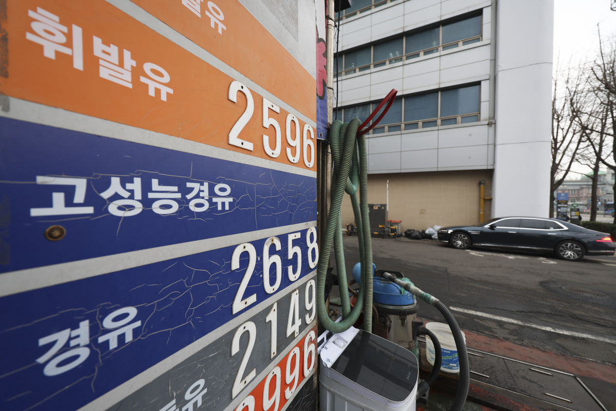 최근 서울 시내의 한 주유소 가격표에 경유 가격과 휘발유 가격이 이틀 전보다 가격이 하락해 있다. 해당 주유소는 미국과 이스라엘의 이란 공습으로 촉발된 중동 정세 불안 여파로 국제유가가 급등해 경유 가격이 휘발유 가격을 웃도는 ‘가격 역전' 현상이 나타났다. 뉴시스