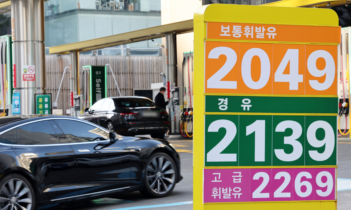 미국과 이스라엘의 이란 공습에 따른 중동 정세 불안 여파로 국내 주유소 기름값이 가파르게 상승한 8일 서울 시내 한 주유소에 유가 정보가 표시돼&nbsp;있다. 뉴시스