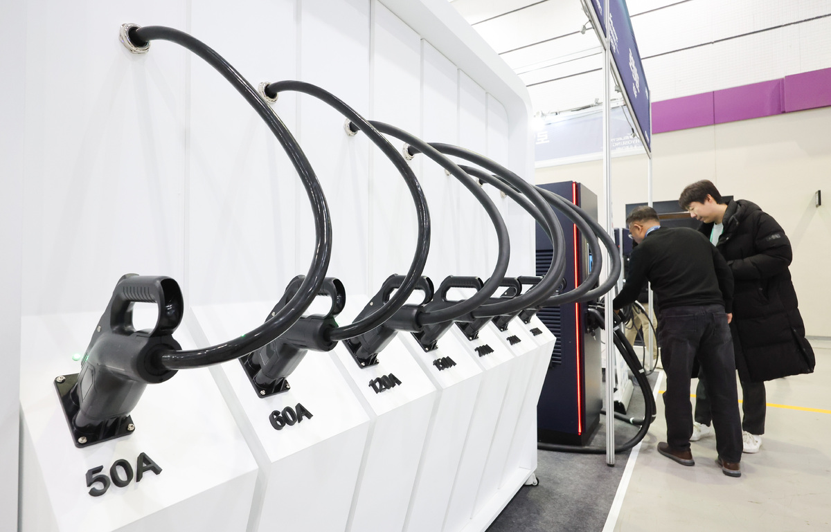 지난달 서울 강남구 코엑스에서 개막한 2026 코리아빌드위크·일렉스 코리아 2026를 찾은 관람객들이 전기차 충전기 케이블을 살펴보고 있다. 뉴시스