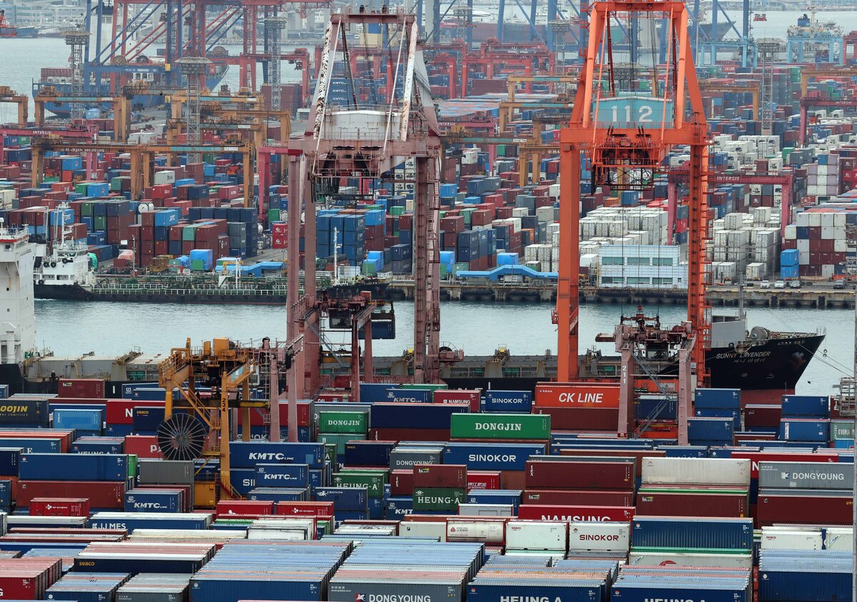 최근&nbsp;부산 남구 신선대 및 감만&nbsp;부두 야적장에 수출입 컨테이너가 쌓여 있다. 뉴시스