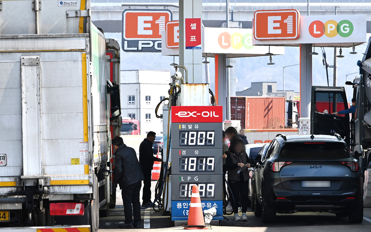10일 영동고속도로 용인휴계소 주유소에서 운전자들이 차량에 기름을 넣고 있다. 뉴시스
