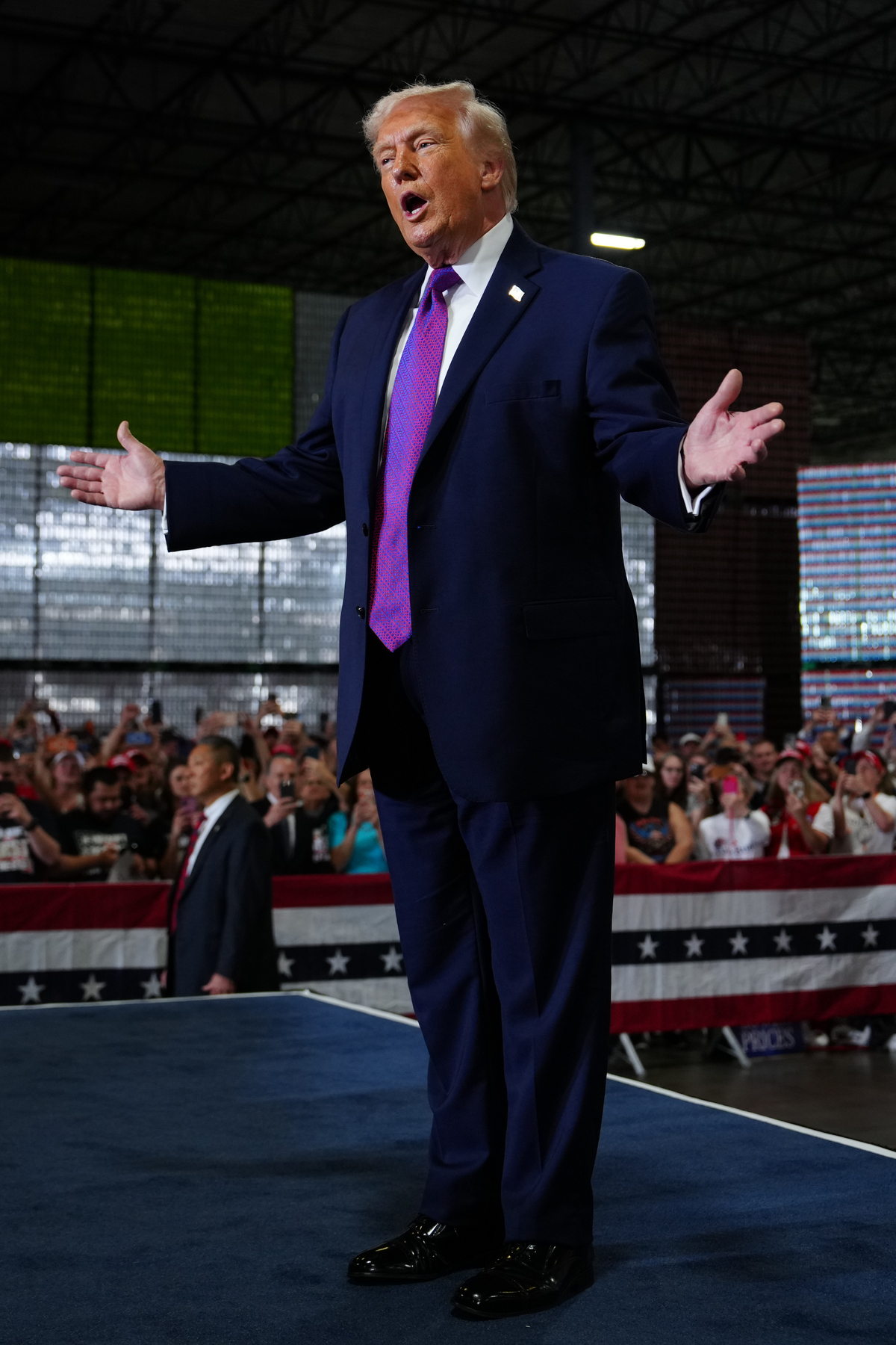 도널드 트럼프 미국 대통령이 12일 켄터키주 헤브론에 있는 버스트 로지스틱스에 도착해 연설하고 있다. AP/뉴시스