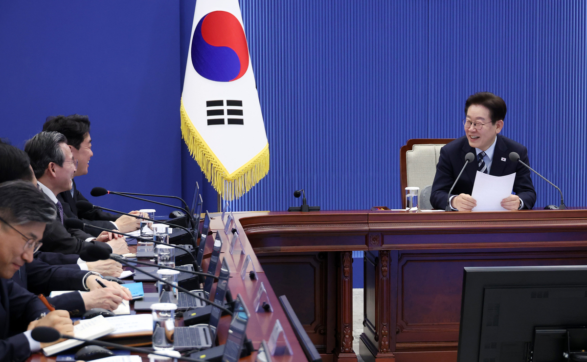 이재명 대통령이 12일 청와대에서 열린 수석보좌관회의에서 발언하고 있다. 뉴시스