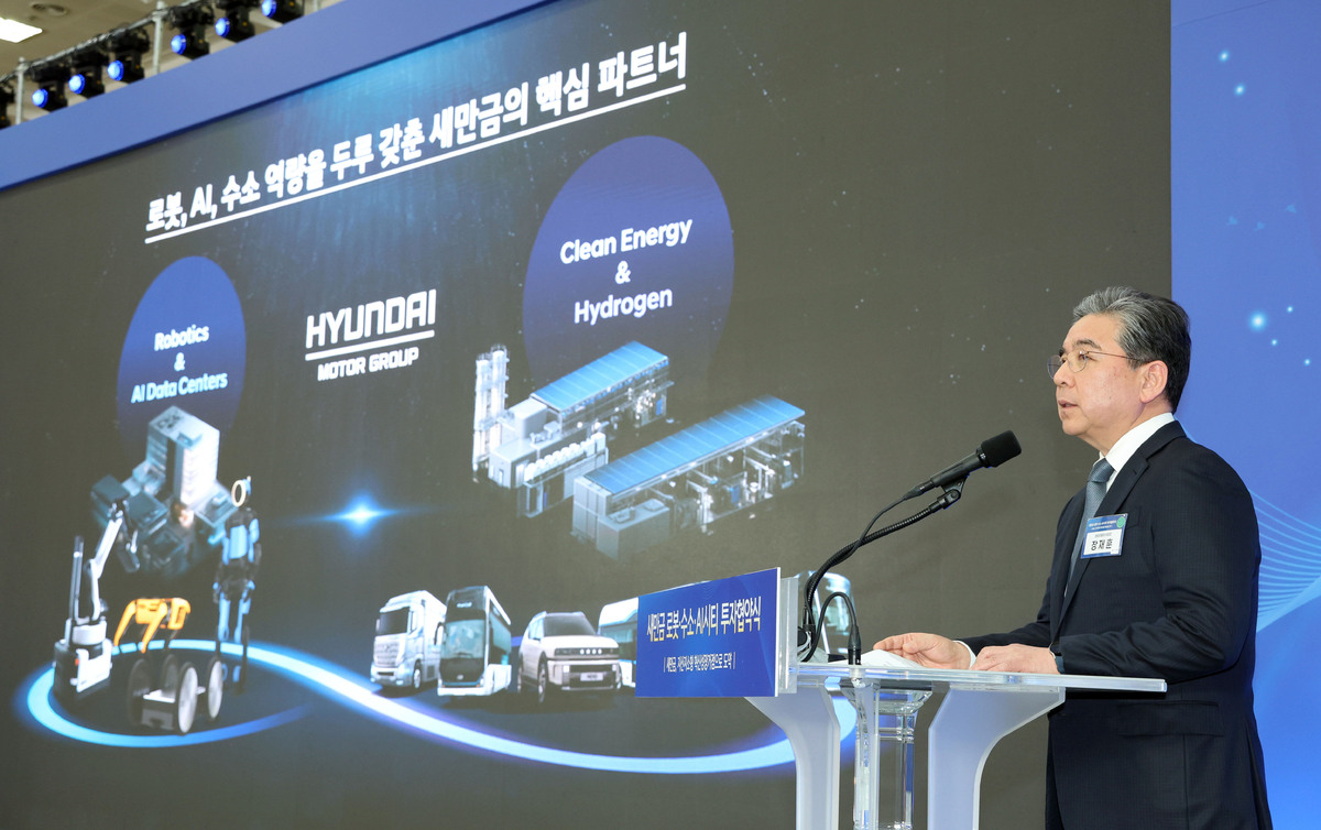 장재훈 현대자동차그룹 부회장이 27일 전북 군산 새만금컨벤션센터에서 열린 '새만금 로봇·수소·AI시티 투자협약식'에서 새만금 미래 전략사업 투자계획 발표를 하고 있다. 사진=청와대통신사진기자단