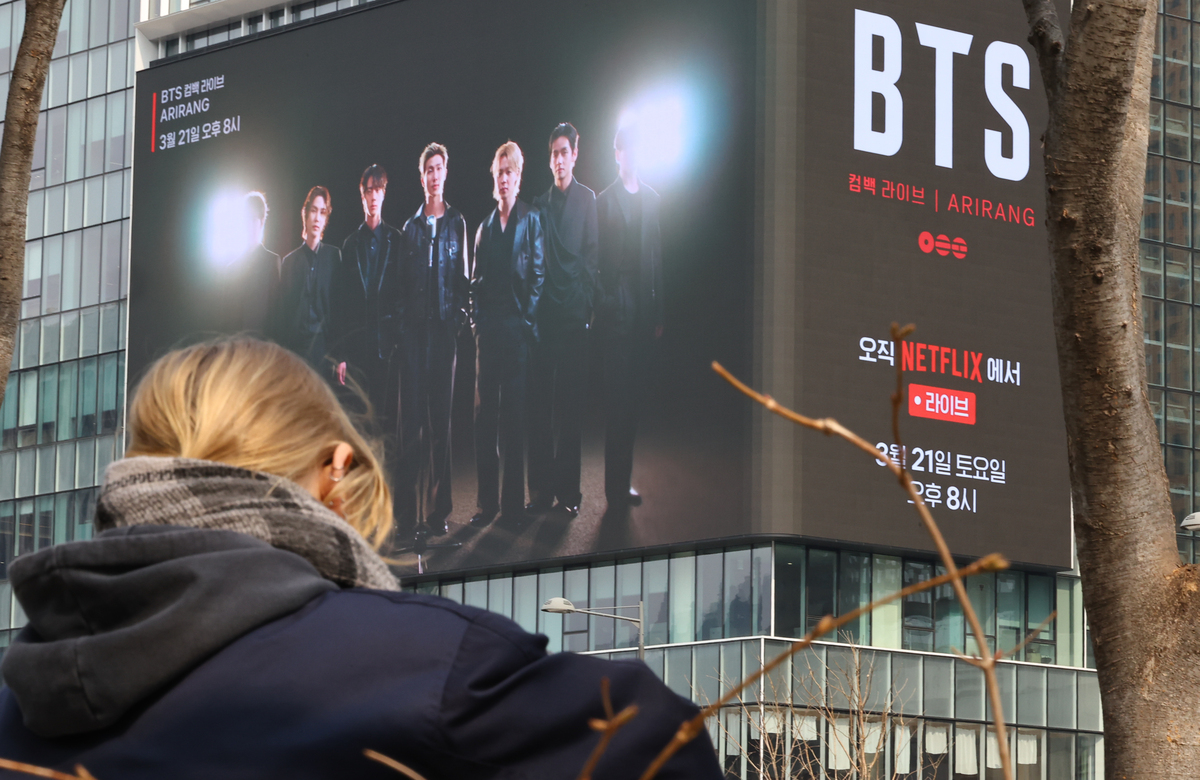 서울 종로구 광화문광장 인근 전광판에 BTS 컴백 공연 관련 광고가 보이고 있다. 뉴시스