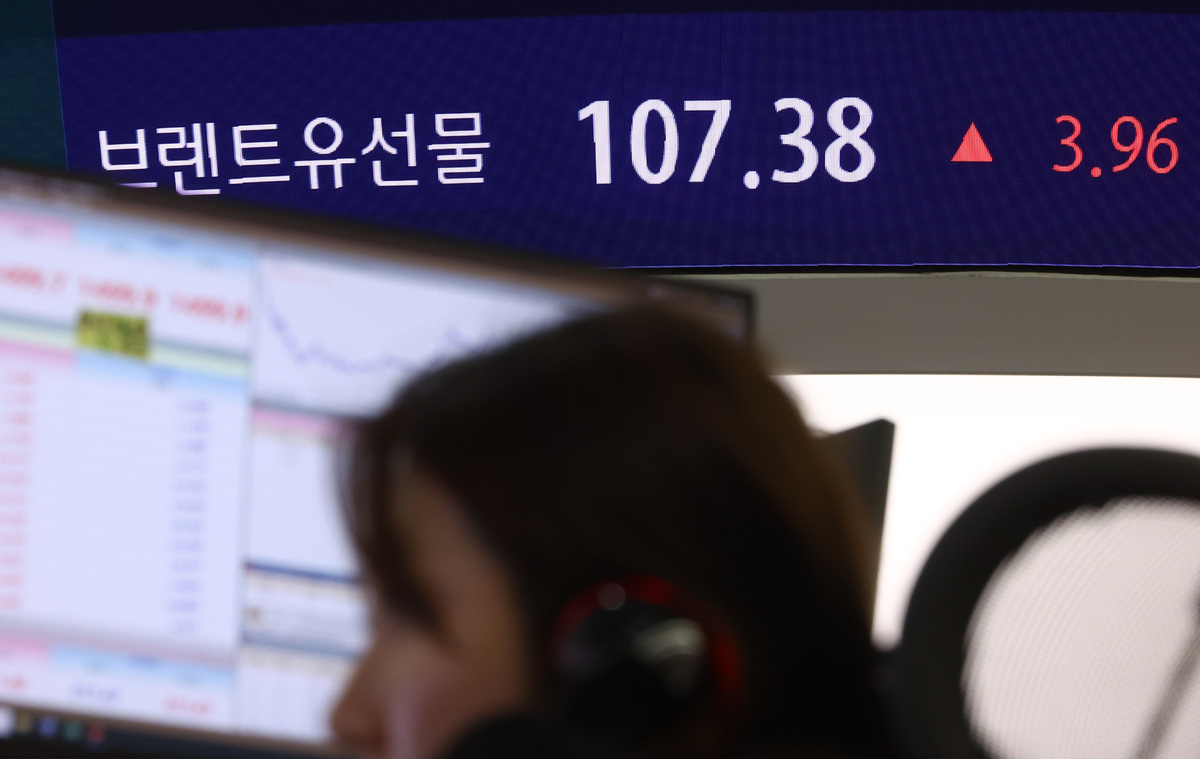 브렌트유가 배럴 당 110달러 선을 넘긴 19일 오전 서울 중구 하나은행 딜링룸 전광판에 브렌트유 선물 거래가가 표시돼 있다. 뉴시스