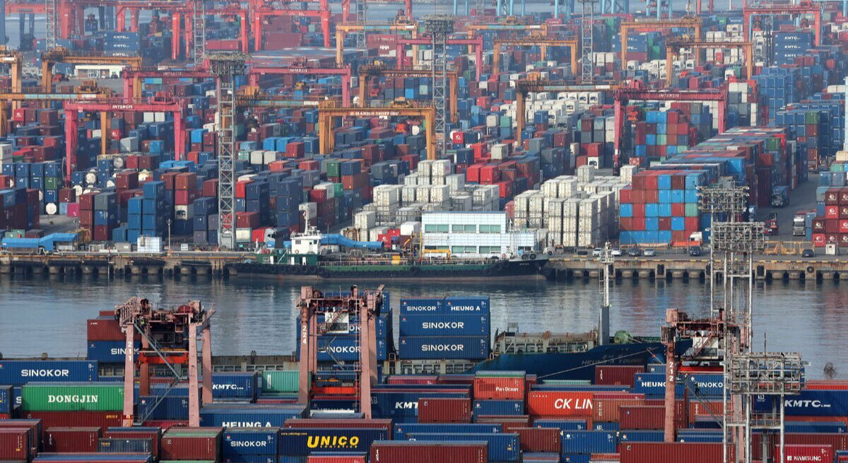 최근 부산 남구 신선대(사진 아래) 및 감만(위) 부두 야적장에 수출입 컨테이너가 쌓여 있다. 뉴시스