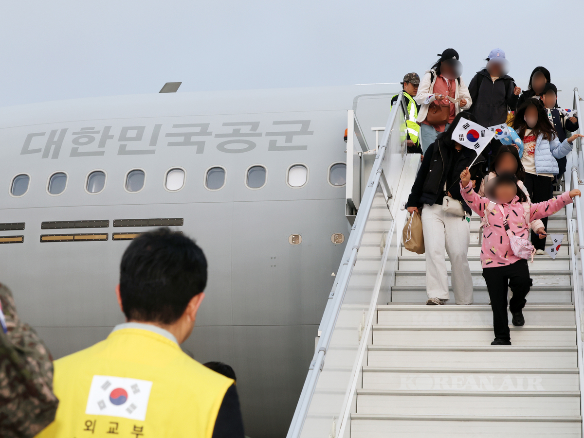 지난 15일 오후 경기 성남 서울공항에서 중동 상황 악화로 공군 다목적 수송기 KC-330 '시그너스'를 타고 귀국한 현지 체류 교민들이 발걸음을 옮기고 있다. 사진공동취재단