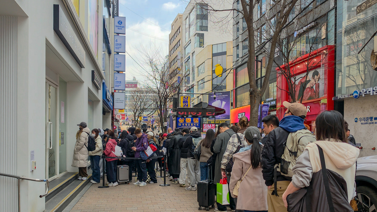 지난 20일 명동 라인프렌즈스퀘어를 찾은 관광객들이 오픈런에 나서고 있다. 정희원 기자