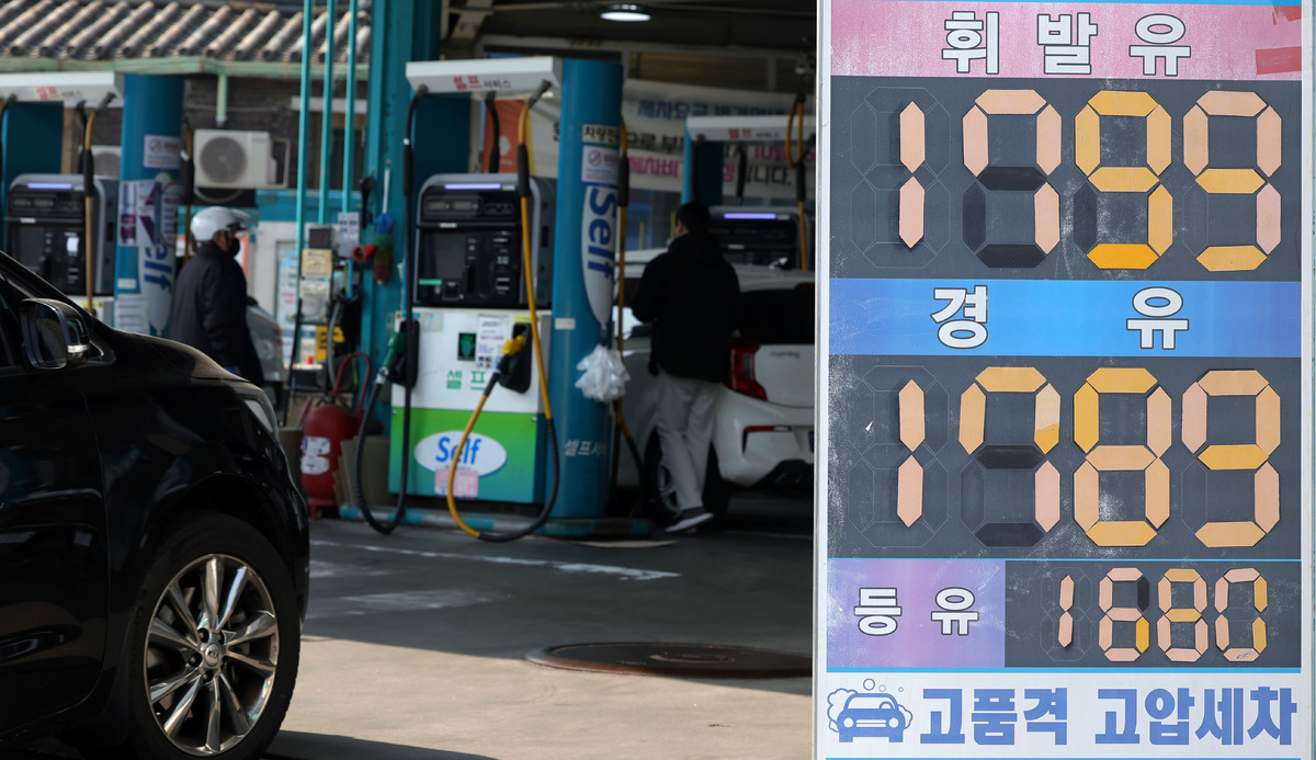지난 17일 서울 시내 한 주유소에 유가 정보가 표시돼 있다. 뉴시스
