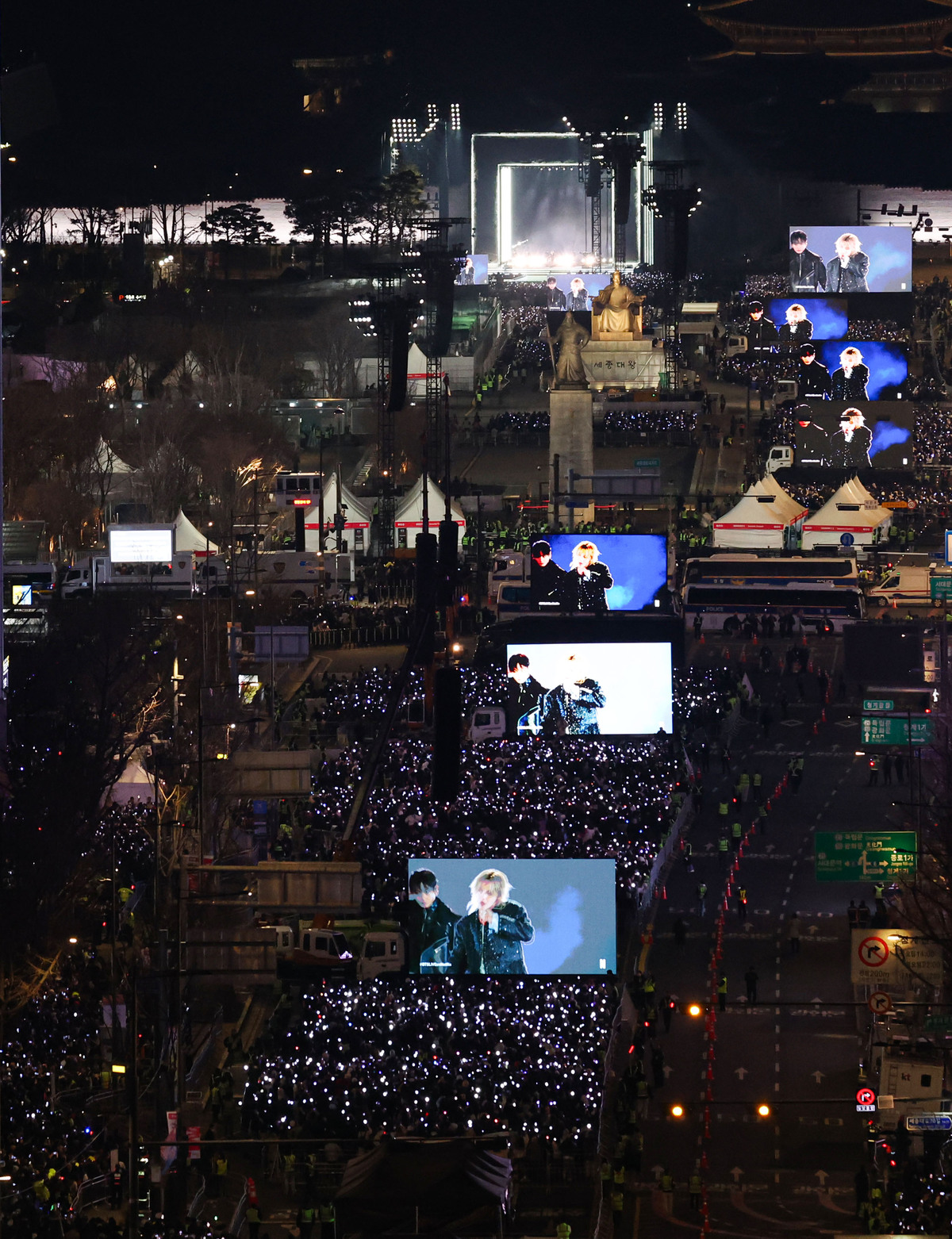 21일 서울 종로구 광화문광장에서 열린 ‘BTS 컴백 라이브: 아리랑(ARIRANG)’&nbsp;공연에 모인 인파. 뉴시스