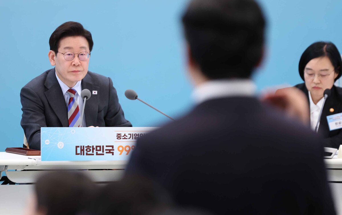 이재명 대통령이 지난 20일 청와대에서 열린 '중소기업인과의 대화'에서 참석자 발언을 듣고 있다. 뉴시스