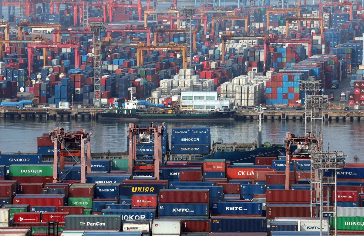 최근 부산 남구 신선대&nbsp;및 감만&nbsp;부두 야적장에 수출입 컨테이너가 쌓여 있다. 뉴시스