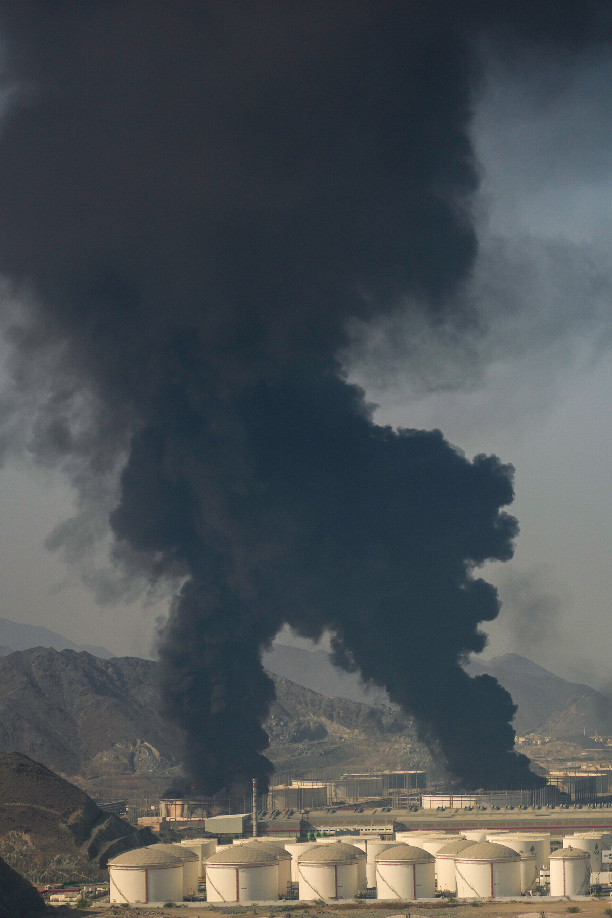 최근 아랍에미리트 푸자이라의 한 석유 시설에서 연기 기둥이 솟아오르고 있다. AP/뉴시스