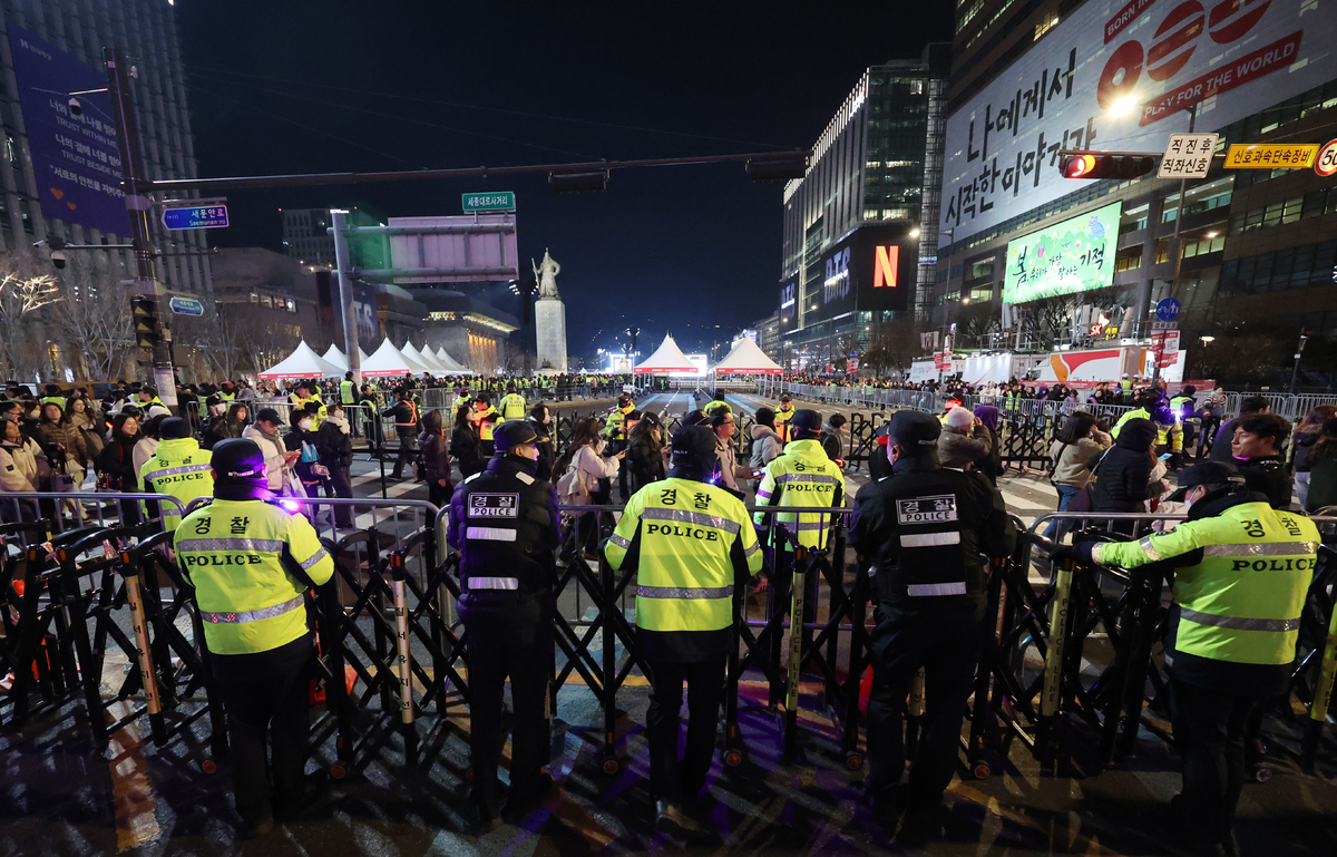 방탄소년단(BTS) 팬들이 21일 서울 종로구 광화문광장에서 열린 'BTS 컴백 라이브: 아리랑(ARIRANG)' 공연이 끝난 뒤 경찰의 안내를 받으며 퇴장하고 있다. 뉴시스