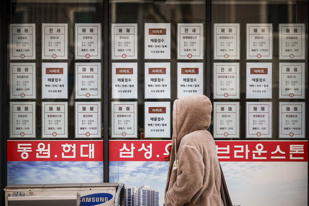 서울 시내 한 부동산 매물 정보&nbsp;게시대 앞으로 한 시민이 지나가고 있다. 뉴시스
