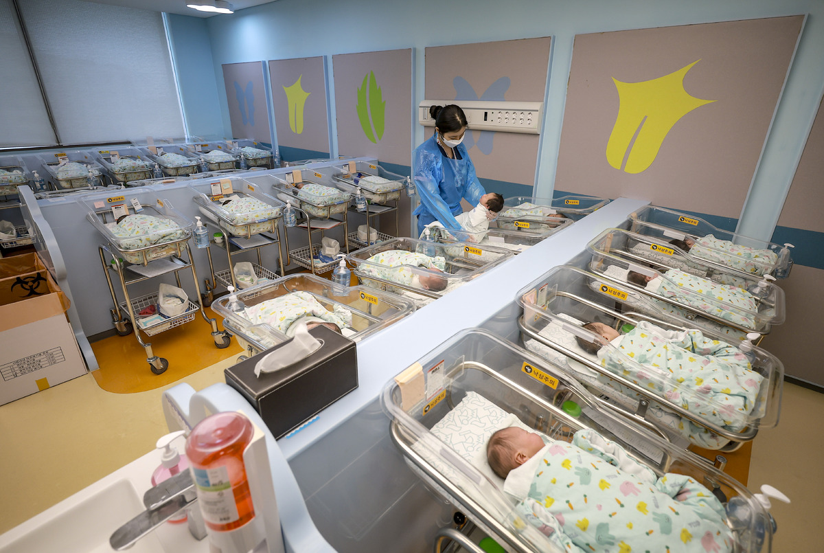 경기 고양시 CHA의과학대학교 일산차병원 신생아실에서 간호사가 신생아들을 돌보고 있다. 뉴시스