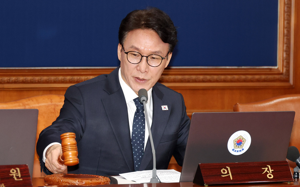 김민석 국무총리가 30일 오전 서울 종로구 정부서울청사에서 열린 임시국무회의에서 의사봉을 두드리고 있다. 뉴시스