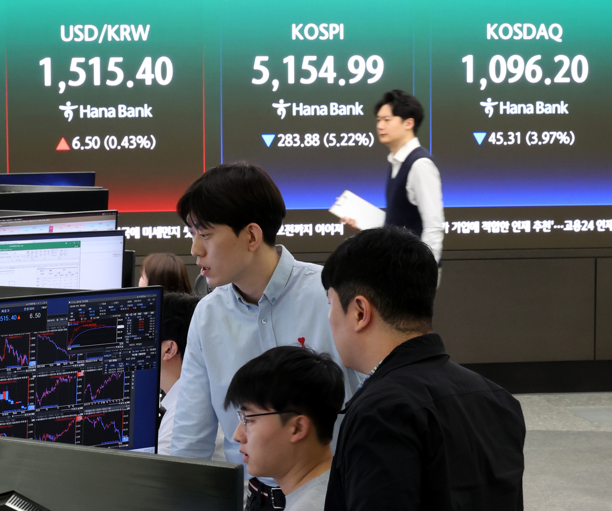 30일 오전 서울 중구 하나은행 딜링룸에서 딜러들이 업무를 보고&nbsp;있다. 이날 코스피는 전 거래일(5438.87)보다 257.07포인트(4.73%) 하락한 5181.80에 개장했다. 뉴시스