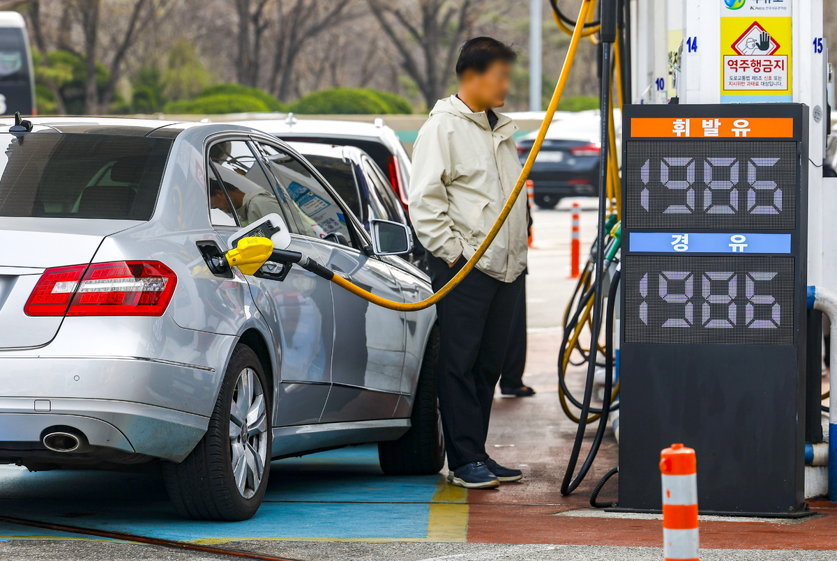 1일 서울 서초구 만남의광장 주유소에 유가 정보가 나타나있다. 중동 사태에 따른 여파로 전국 평균 휘발윳값이 상승세를 보이며 1900원대를 다시 넘어섰다. 뉴시스