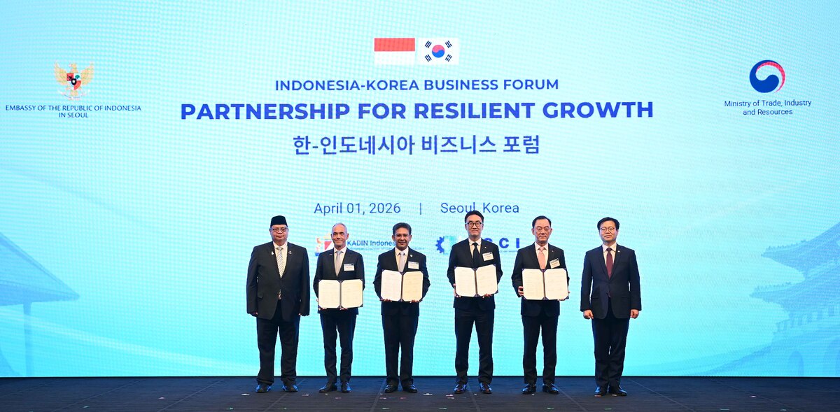 여한구 산업통상부 통상교섭본부장(오른쪽)이 1일 서울 중구 신라호텔에서 아이를랑가 하르타르토&nbsp;인도네시아 경제조정부 장관 등과 한-인도네시아 경제협력 2.0 양해각서(MOU) 체결 기념촬영을 하고 있다. 산업통상부 제공