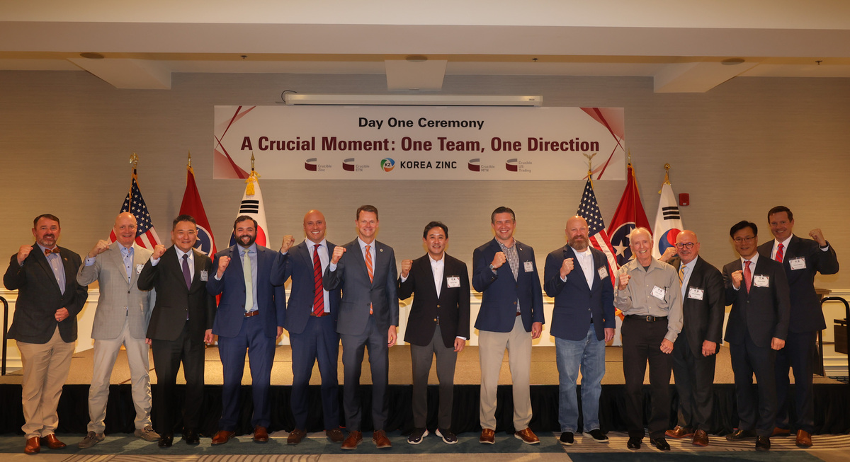 최윤범 고려아연 회장(사진 가운데)이 고려아연의 미국 내 통합 제련소 건설에 대한 프로젝트&nbsp;출범을 알리는&nbsp;기념식에서 최윤범 고려아연 회장(가운데)이 회사 및 미국 현지 관계자들과 기념사진을 찍고 있다. 고려아연 제공