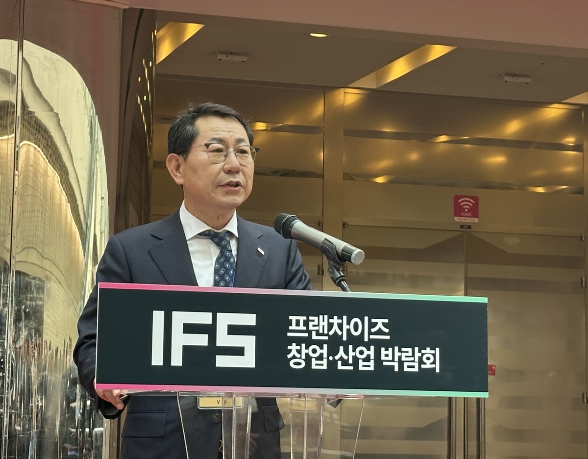 나명석 한국프랜차이즈산업협회장이 2일 ‘2026 상반기 제60회 IFS 프랜차이즈 창업·산업 박람회’ 개막식에서 개회사를 하고 있다. 이화연 기자